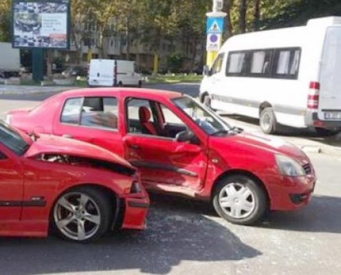 Accident pe strada Bucovinei, provocat de o şoferiţă: trei răniţi, transportaţi la spital